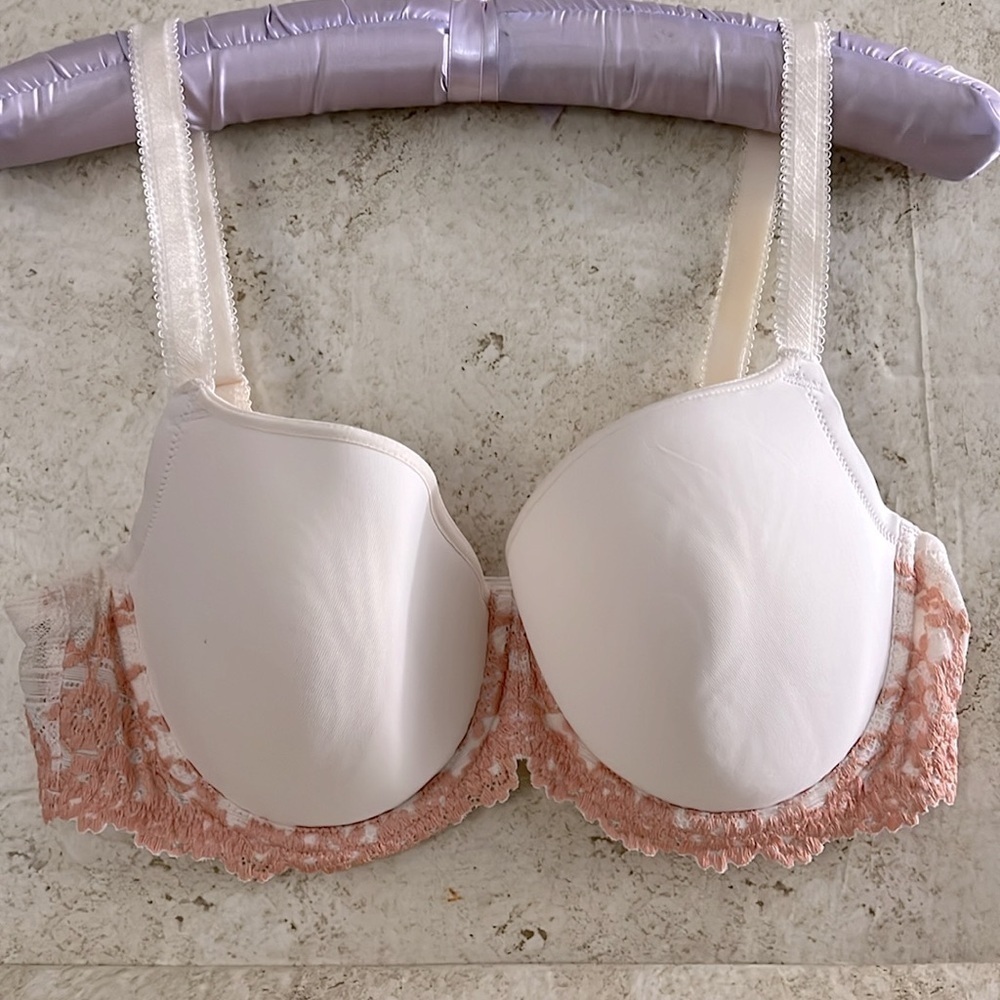Wacoal Lace Embroidered Bra size 38C NWOT ❤️